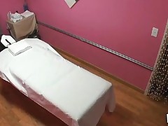 Agile and skillful chick turns massage into stunning fuck